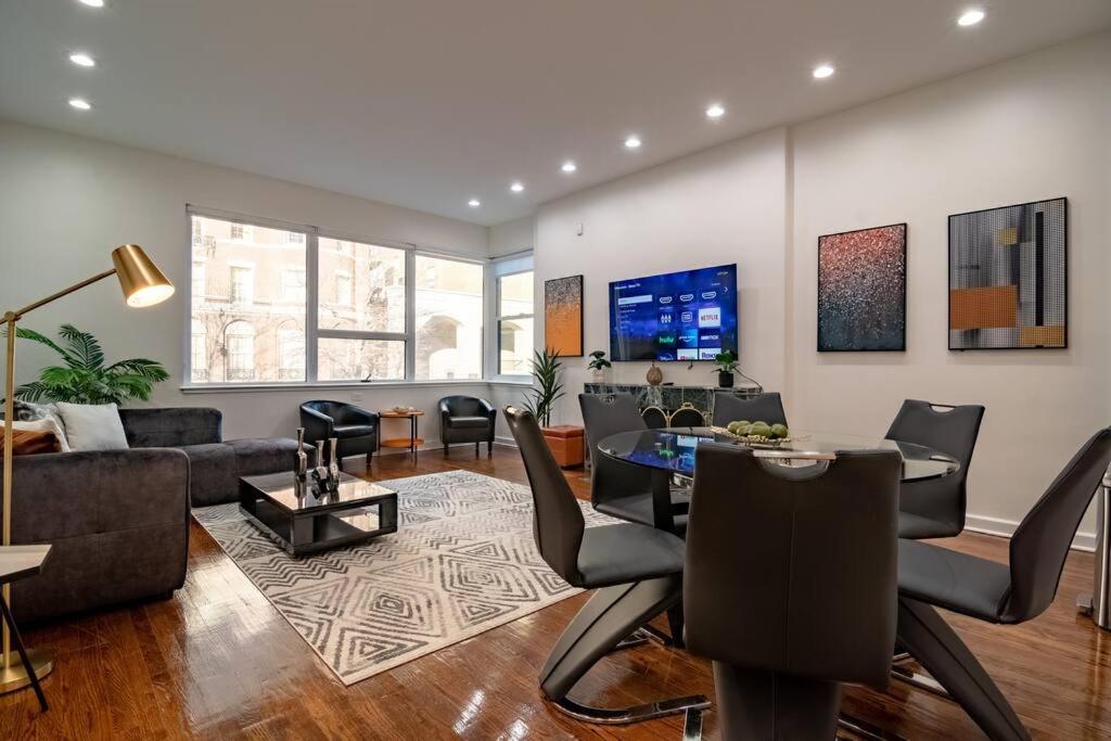 Beautiful Magnificent Mile/Rush street condo for up to 8 guests with optional Valet Parking