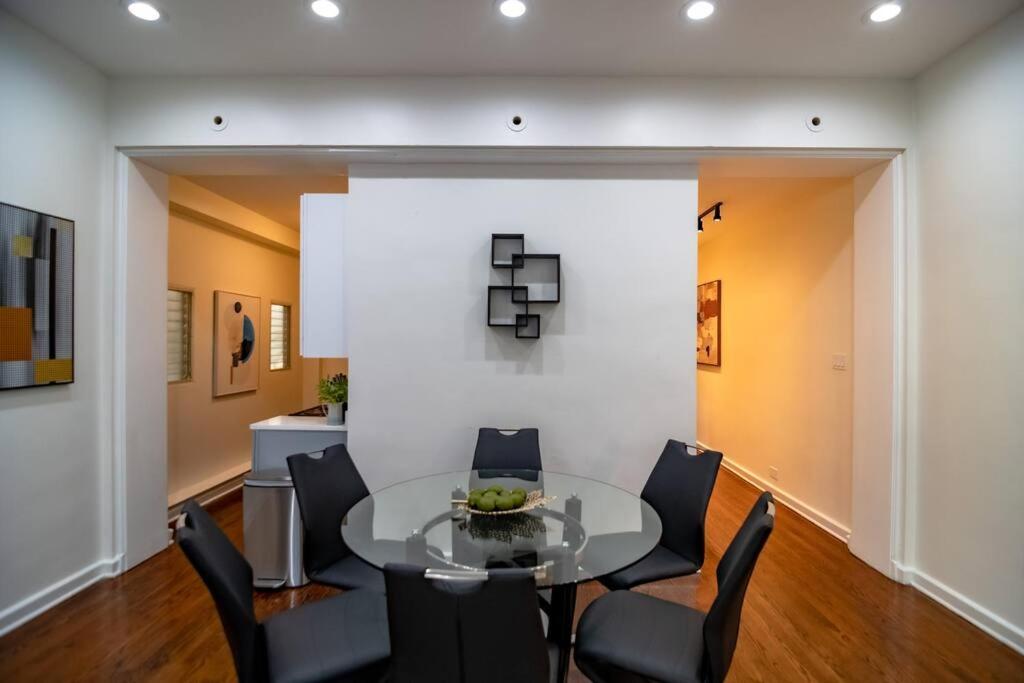 Beautiful Magnificent Mile/Rush street condo for up to 8 guests with optional Valet Parking