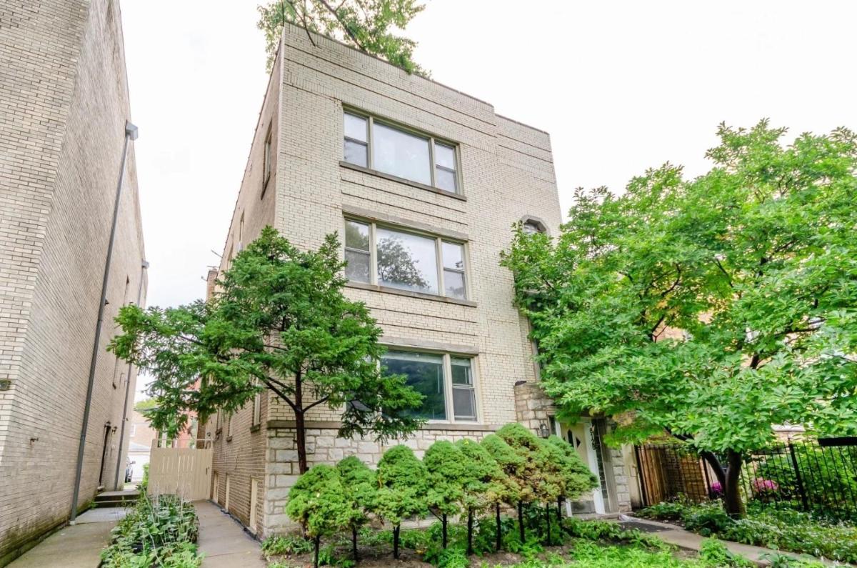 Chic & Spacious 3-Bedroom Condo-Just 10 Minutes from Downtown Chicago