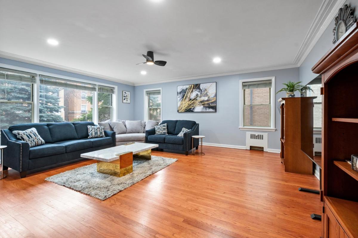 Chic & Spacious 3-Bedroom Condo-Just 10 Minutes from Downtown Chicago