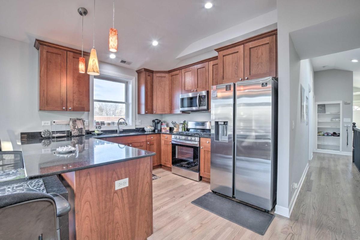 Chicago Condo with Balcony Walk to CTA Stations!