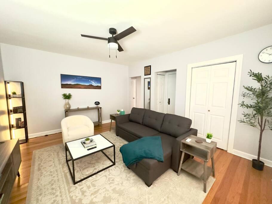 Comfy Retreat In Rogers Park, Prime Location!