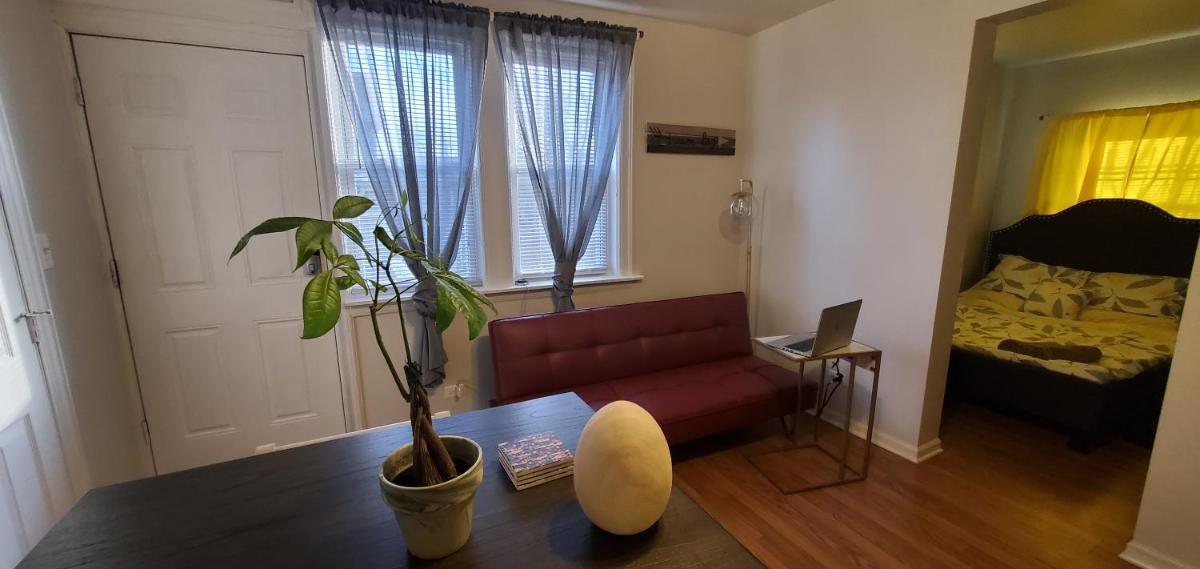 Cozy 1 bedroom, 1 min from Irving Park Blue line, free parking