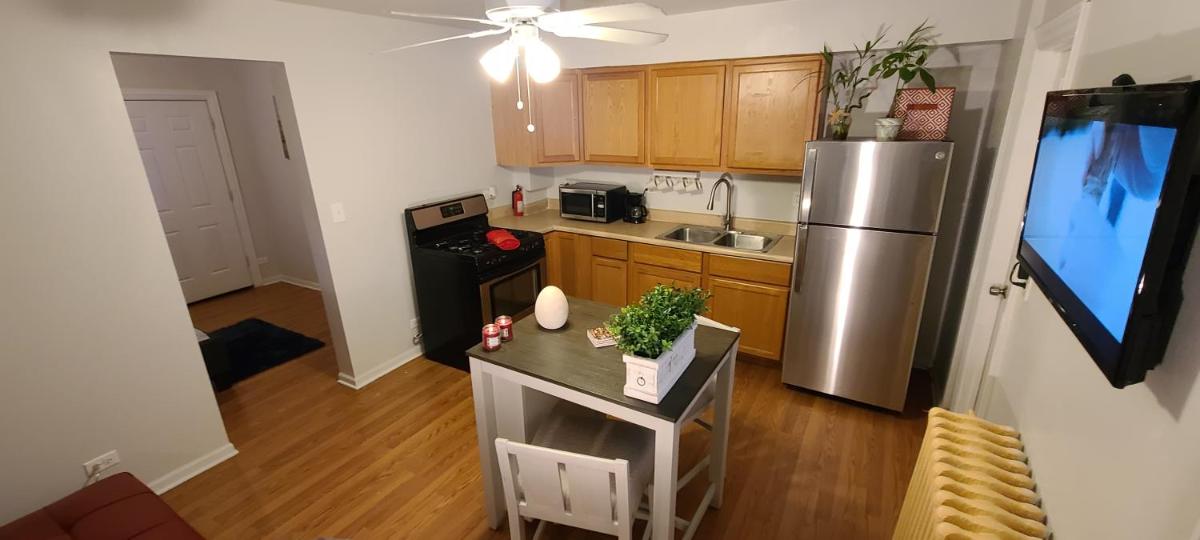 Cozy 1 bedroom, 1 min from Irving Park Blue line, free parking