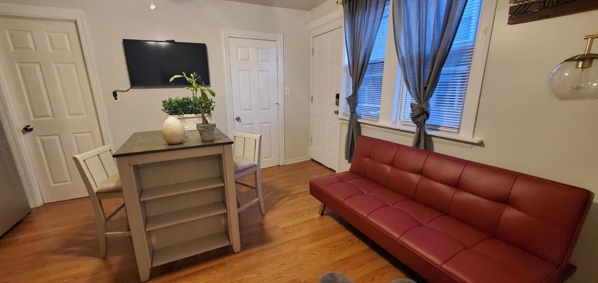 Cozy 1 bedroom, 1 min from Irving Park Blue line, free parking