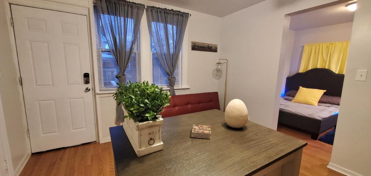 Cozy 1 bedroom, 1 min from Irving Park Blue line, free parking