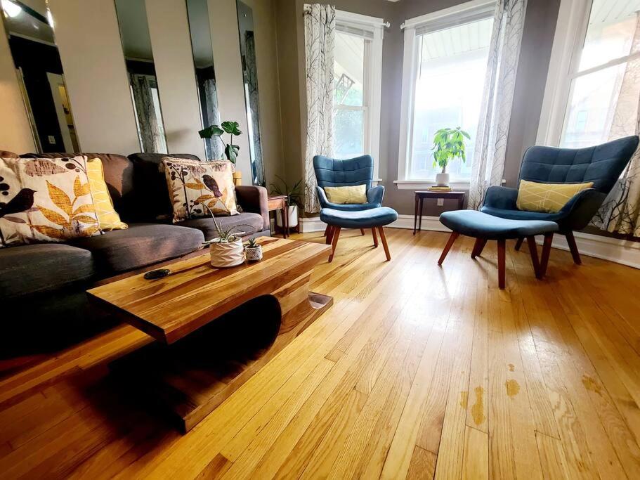 Hermosa House ECO-HOME – Cozy 3BR, Free Parking, Solar Powered, by Logan Square with Backyard, Firepit, Garden