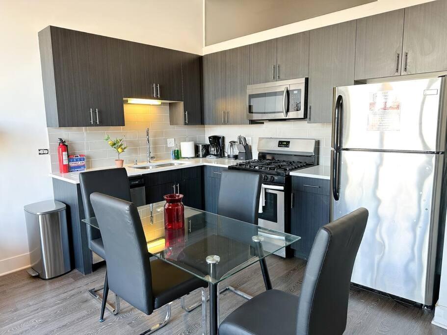 McCormick 2Br-2Ba for up to 8 guests with Skyline view, Optional Parking & Gym access