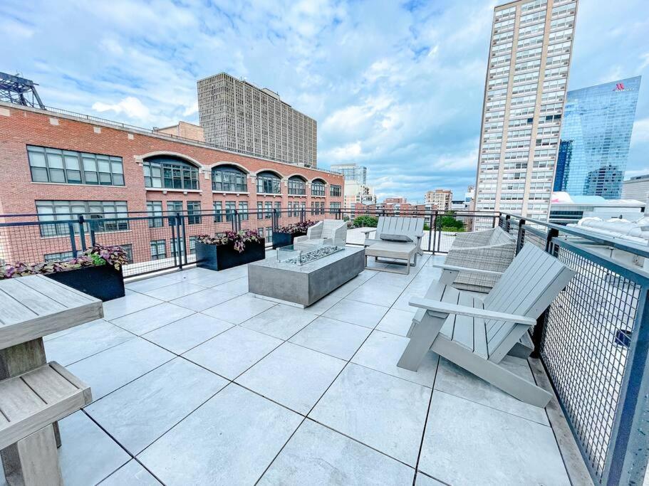 McCormick Place 2br-2ba with Optional Parking, Patio, Gym access for 6 guests