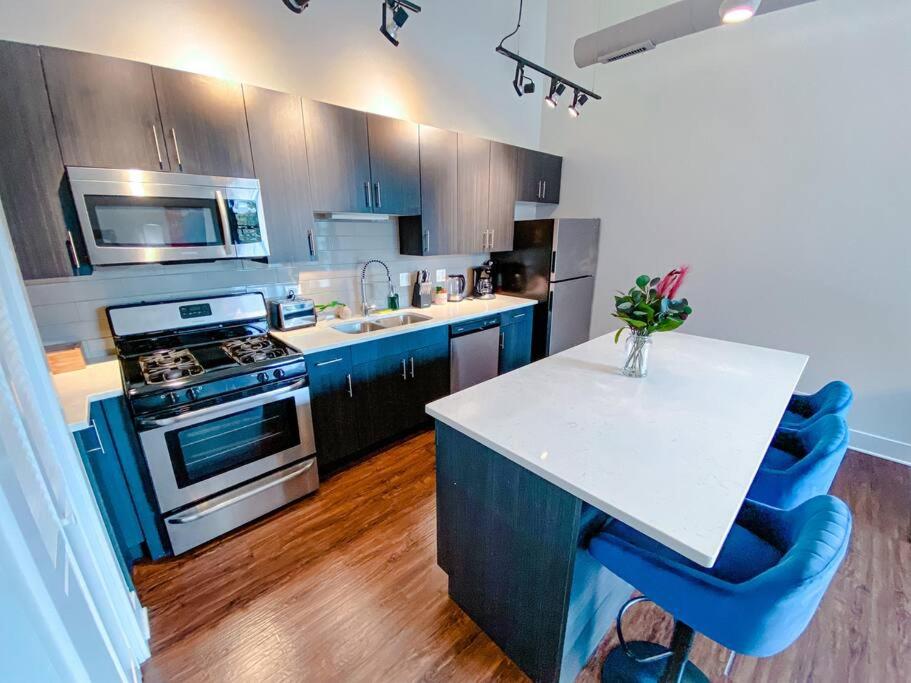 McCormick Place 3BR-2BA unit with Optional Parking – sleeps 8