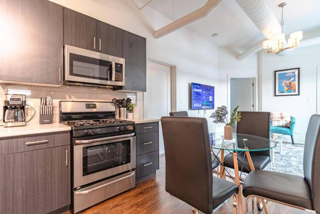 McCormick Place 420 friendly 3Br Family Unit for up to 8 guests with optional parking