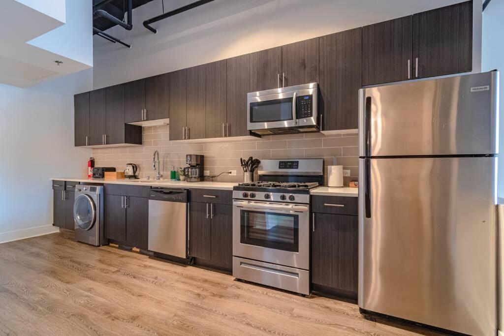 McCormick Place Huge 2b-2b Loft with optional parking that sleeps up to 8