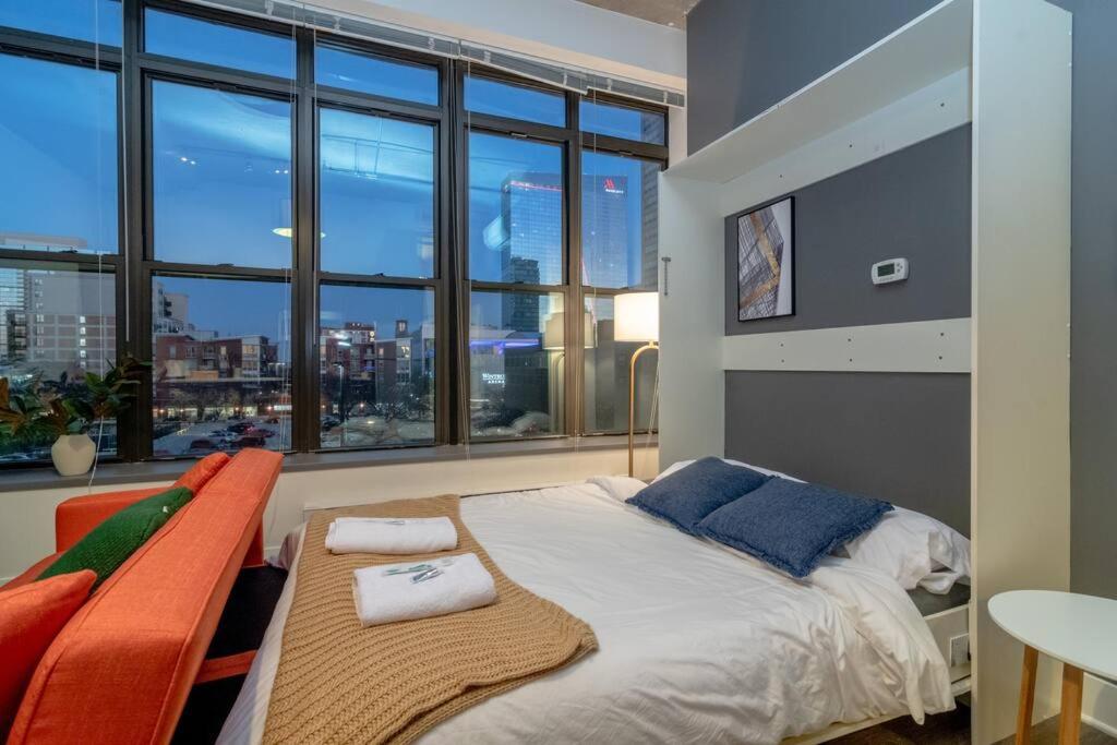 McCormick Place Studio that sleeps up to 4 guests with Optional parking and Gym access