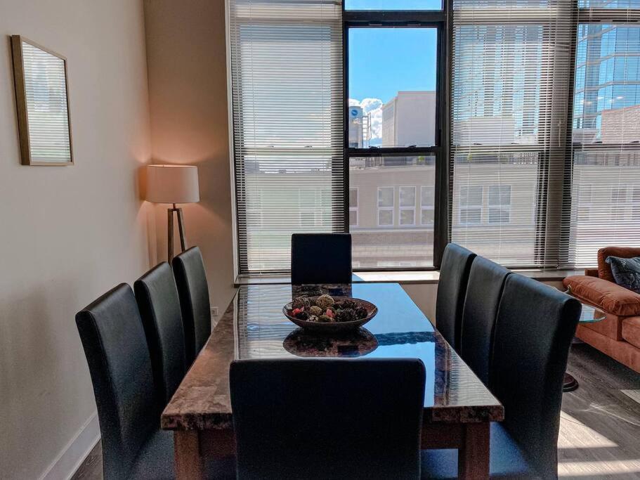 McCormick Place luxurious and spacious 3br-2ba in Downtown Chicago with optional parking for 10 guests