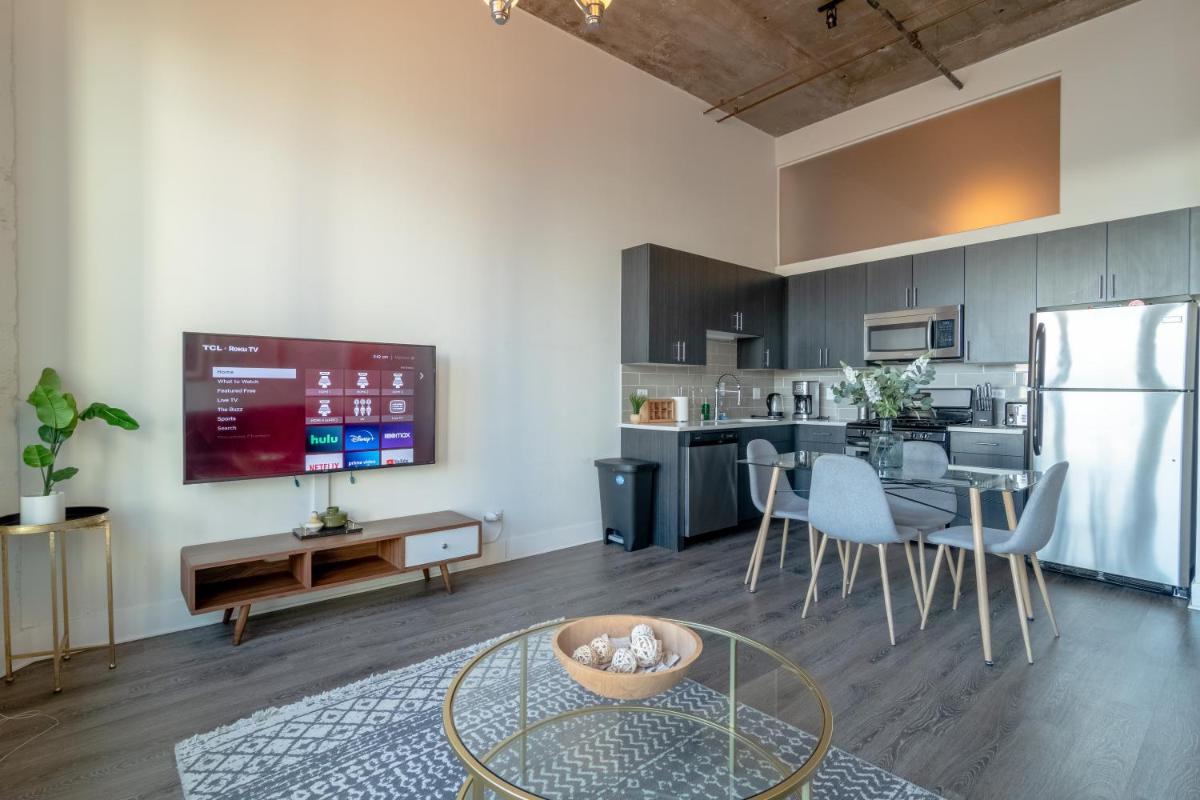 McCormick Place modern 2br-2ba Loft with optional parking for 8 guests