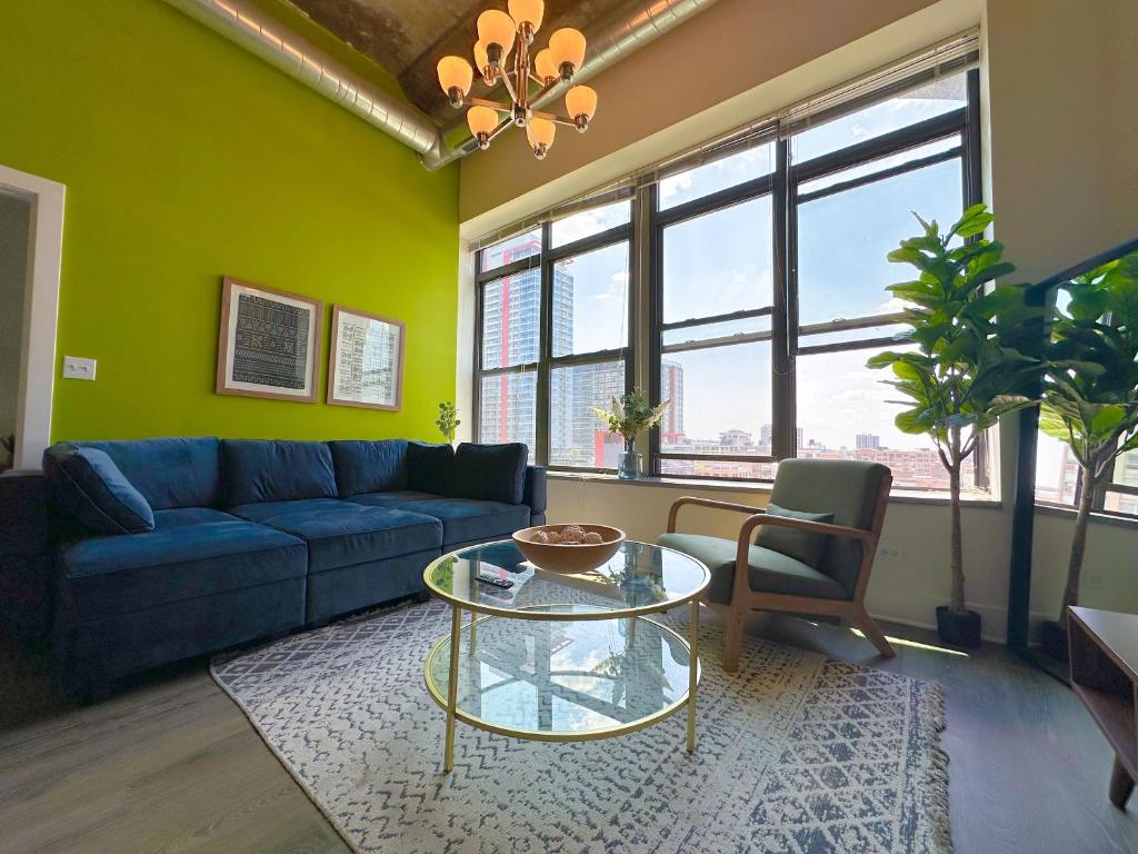 McCormick Place modern 2br-2ba Loft with optional parking for 8 guests