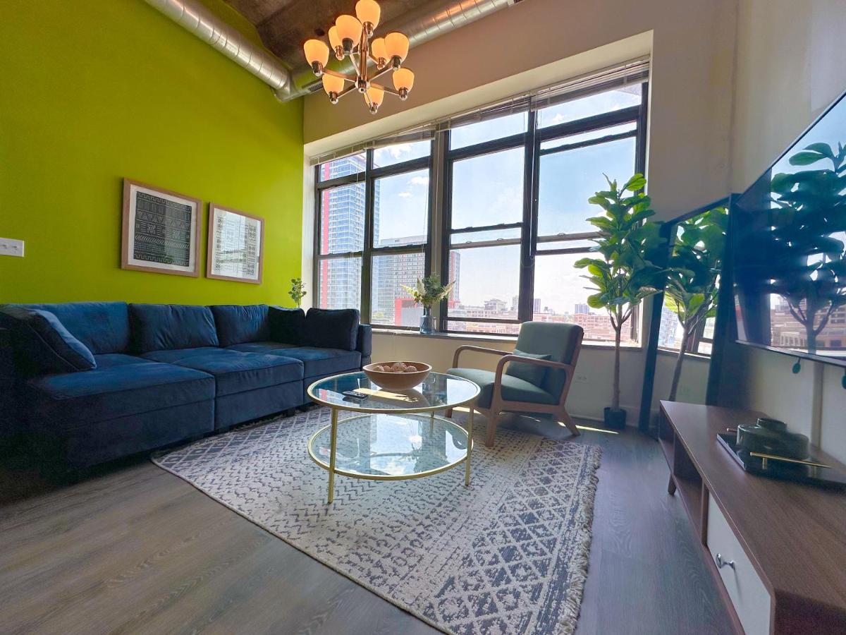 McCormick Place modern 2br-2ba Loft with optional parking for 8 guests