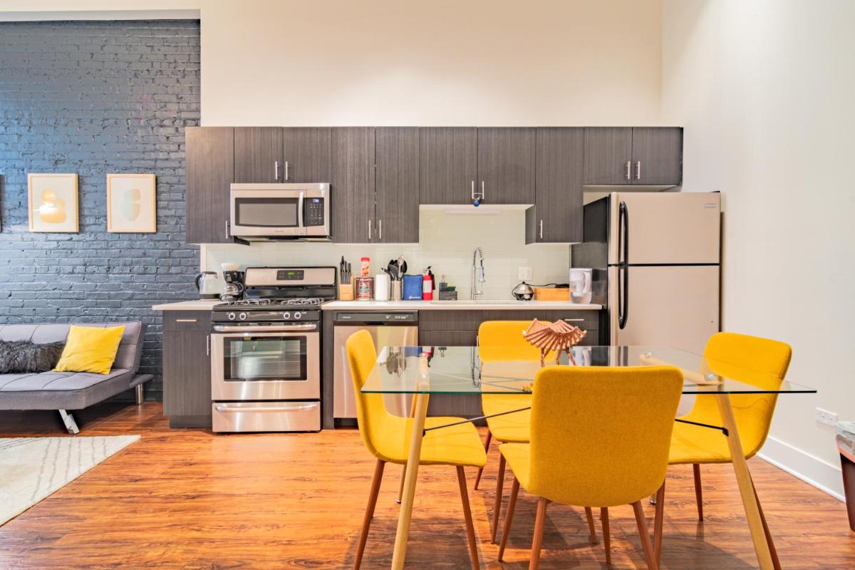 McCormick Place modern and cosy 420 friendly gem on Michigan avenue with optional parking for 6 guests