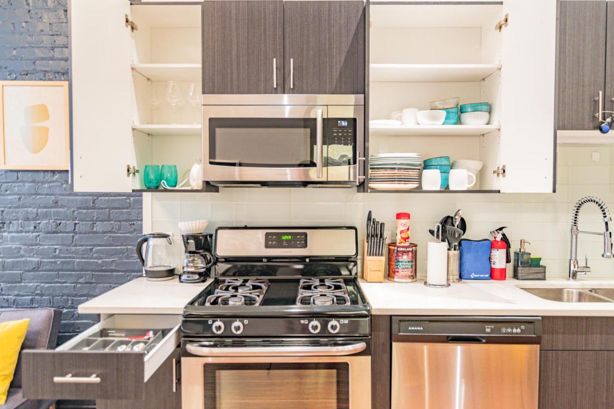 McCormick Place modern and cosy 420 friendly gem on Michigan avenue with optional parking for 6 guests