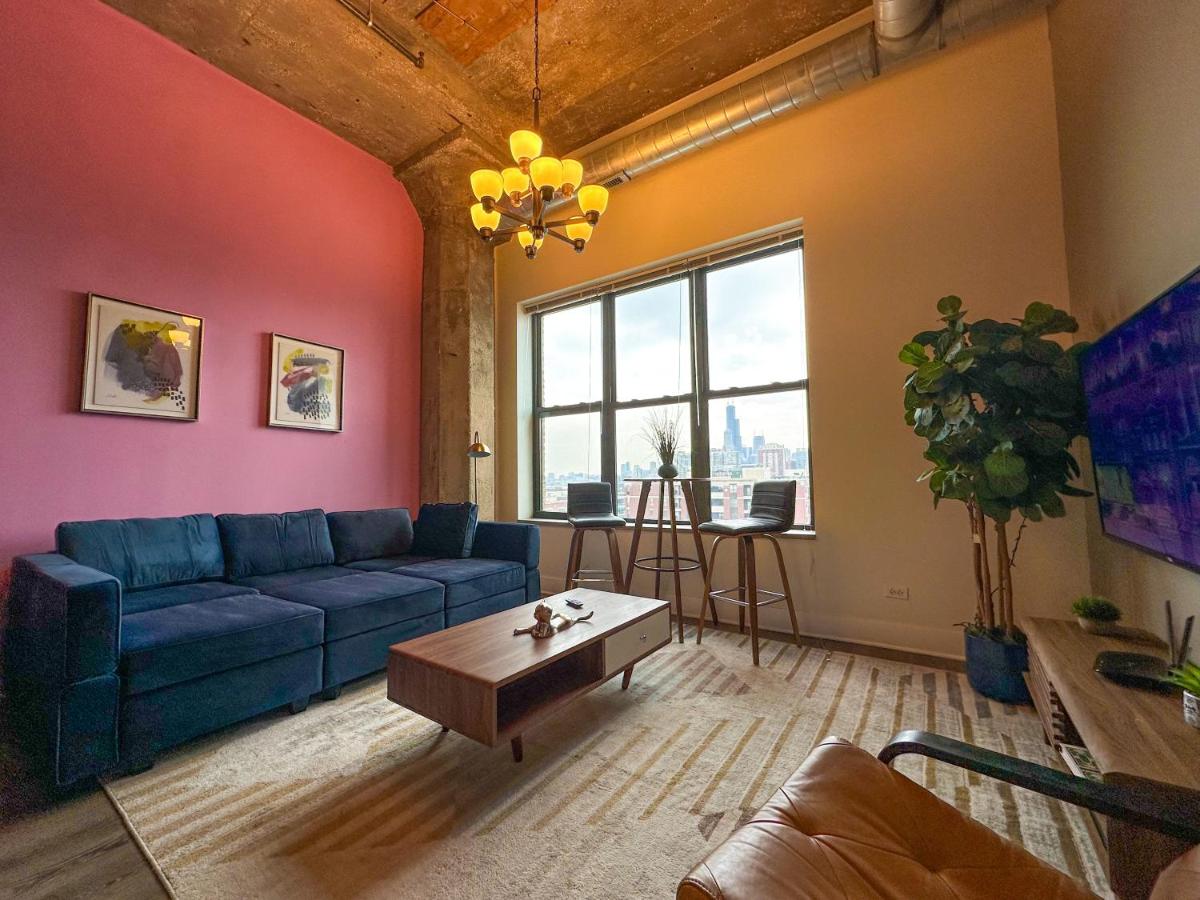 McCormick Place modern loft with an amazing city skyline view and optional parking for 8 guests