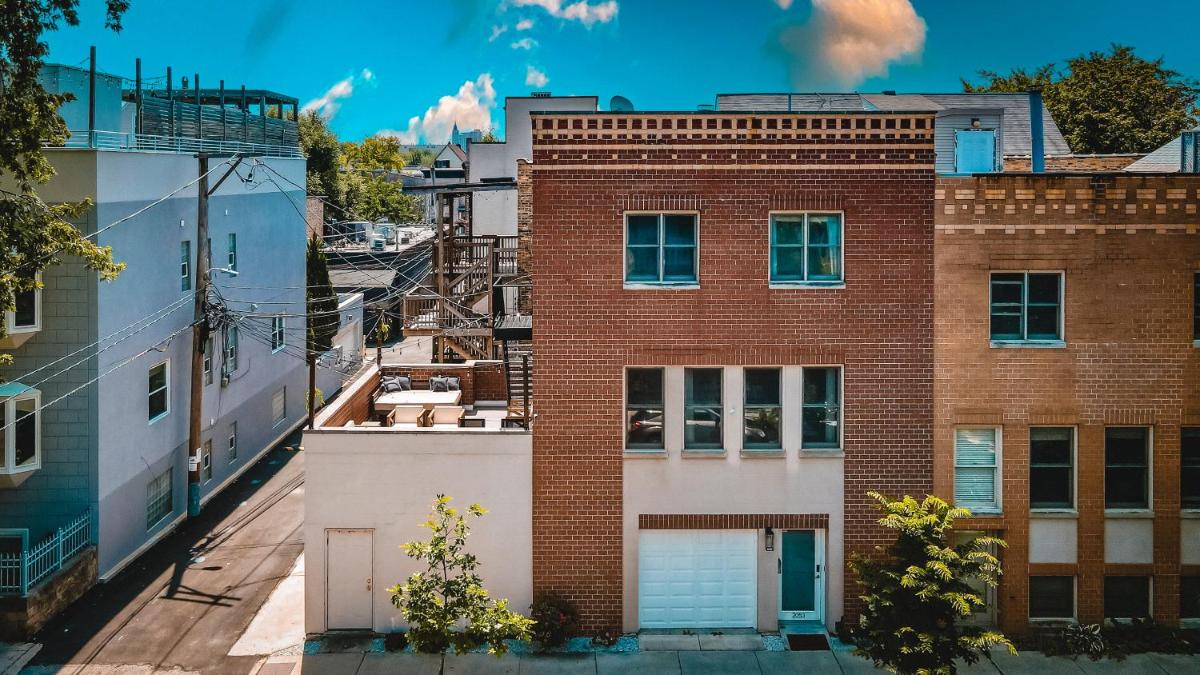 Modern Townhome With King Suite & Private Patio