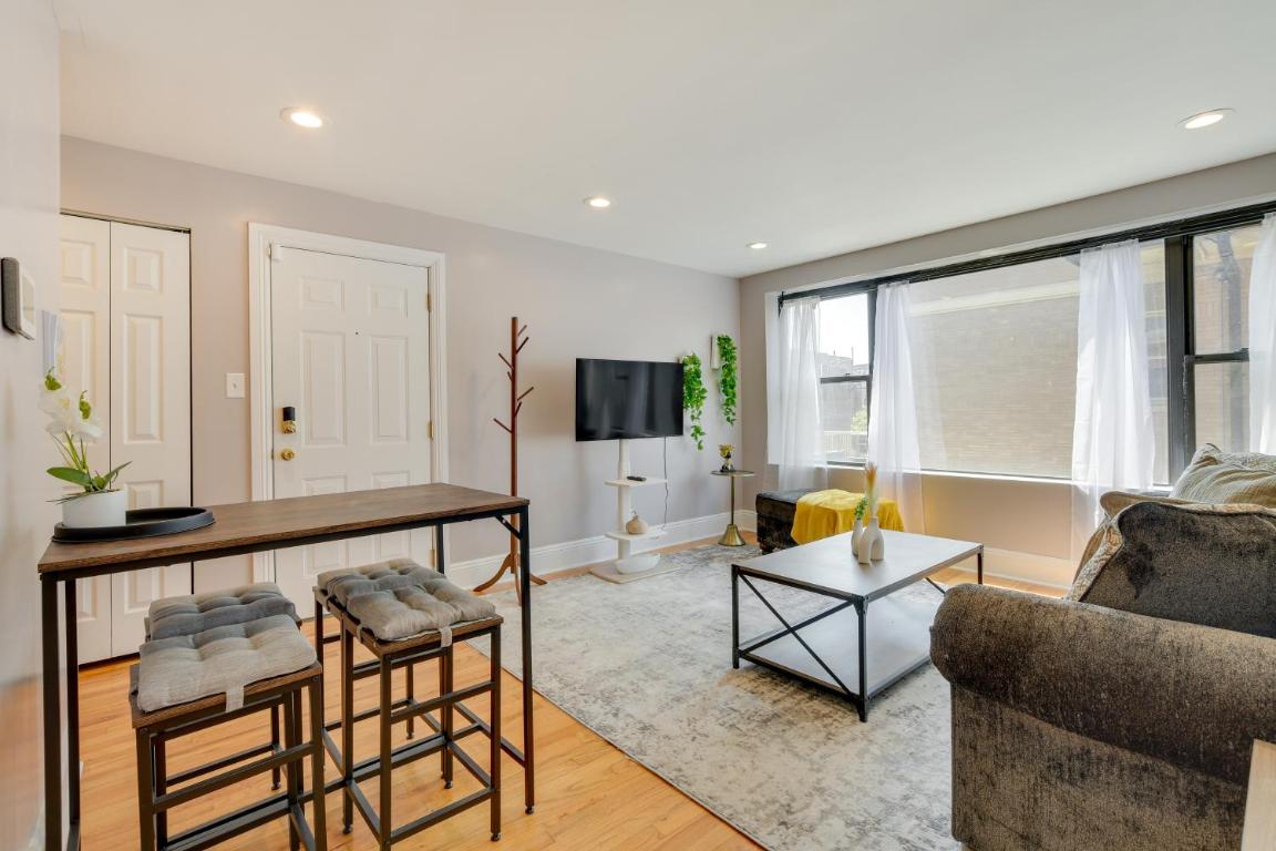 Pet-Friendly Urban Chicago Vacation Rental Condo