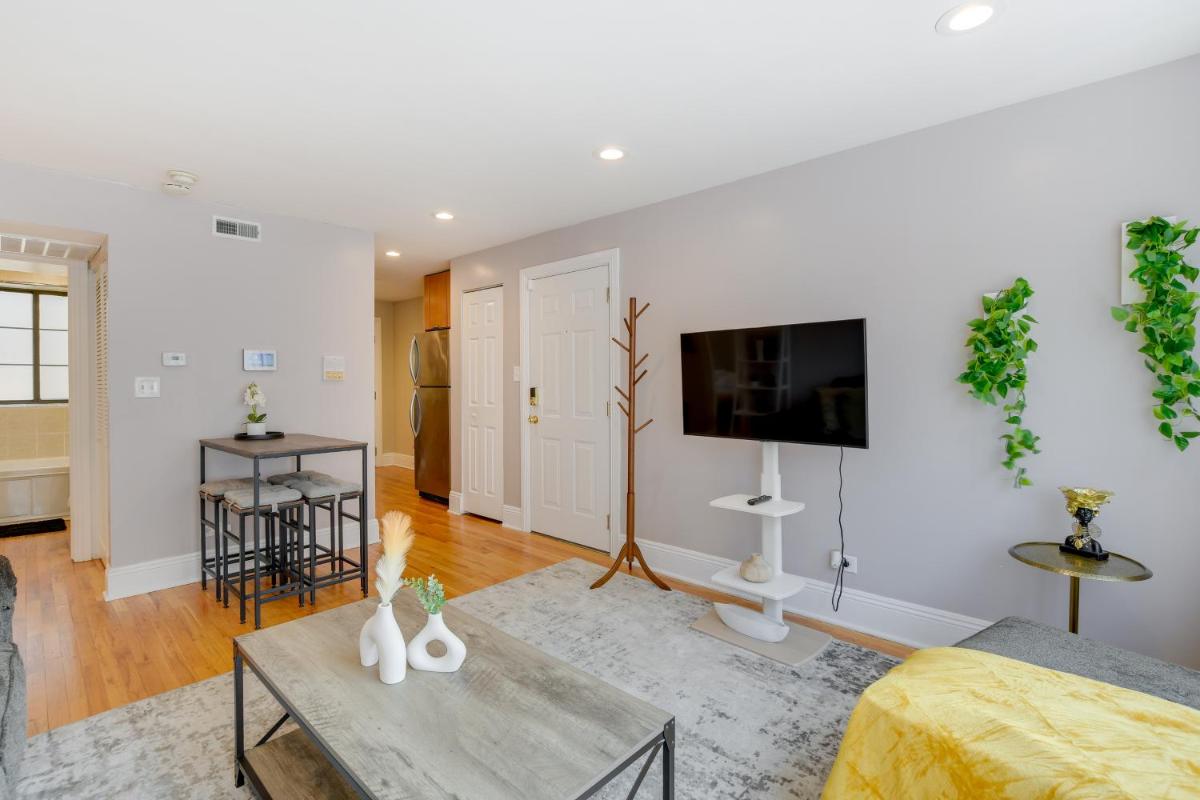 Pet-Friendly Urban Chicago Vacation Rental Condo