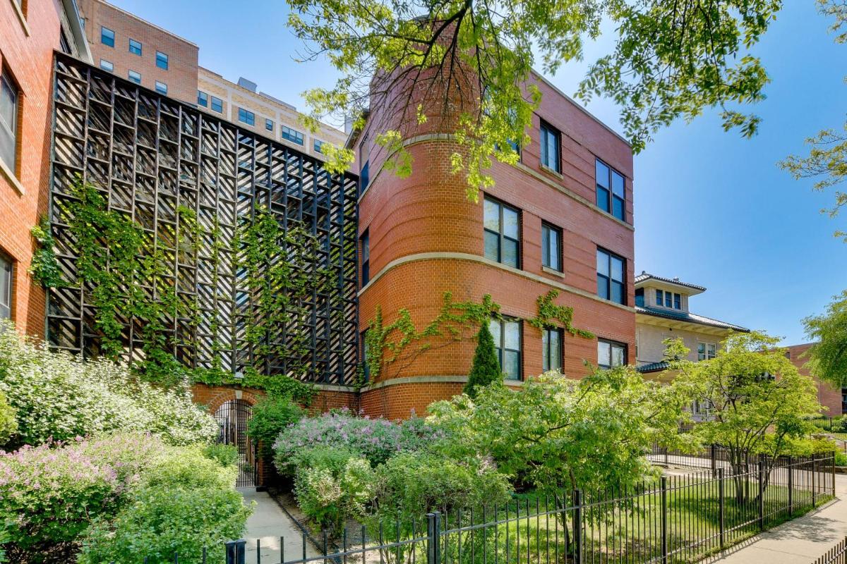 Pet-Friendly Urban Chicago Vacation Rental Condo