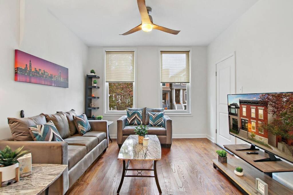 Sleek 2BR Apartment Logan Square Living