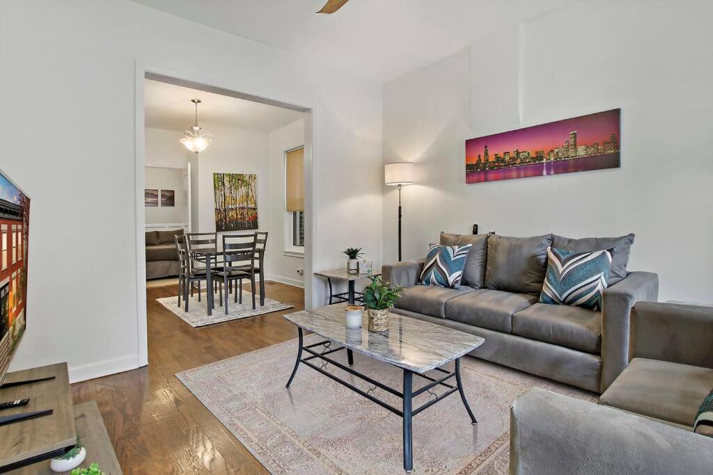 Sleek 2BR Apartment Logan Square Living