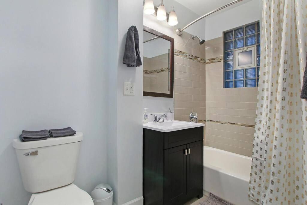 Sleek 2BR Apartment Logan Square Living