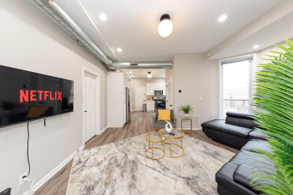 The Secret West Loop Oasis for up to 4 guests with 4K Smart HDTV (Roku/Netflix) and fast dedicated Internet!