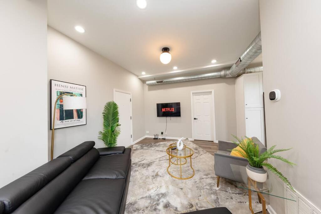 The Secret West Loop Oasis for up to 4 guests with 4K Smart HDTV (Roku/Netflix) and fast dedicated Internet!