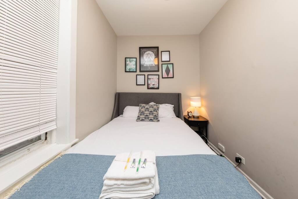 The Secret West Loop Oasis with in-unit washer and dryer for up to 6 guests