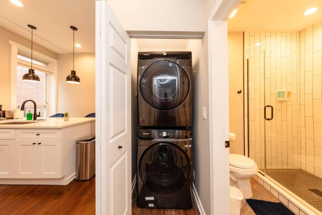 The Secret West Loop Oasis with in-unit washer and dryer for up to 6 guests