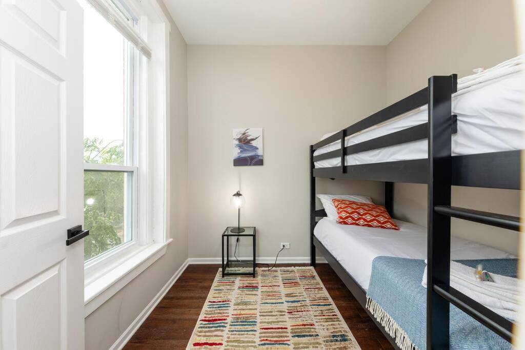 The Secret West Loop Oasis with in-unit washer and dryer for up to 6 guests