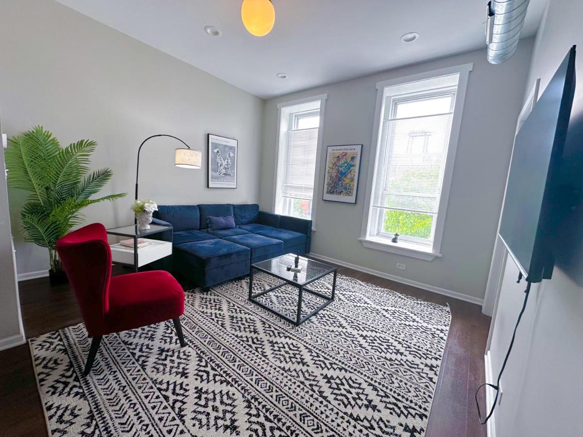 The Secret West Loop Oasis with in-unit washer and dryer for up to 6 guests