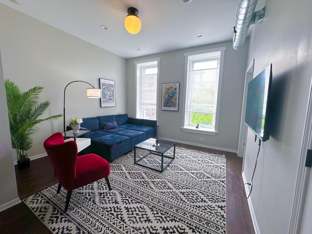 The Secret West Loop Oasis with in-unit washer and dryer for up to 6 guests