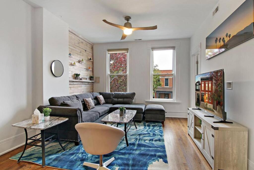 Urban Chic Logan Square Retreat with Free Parking