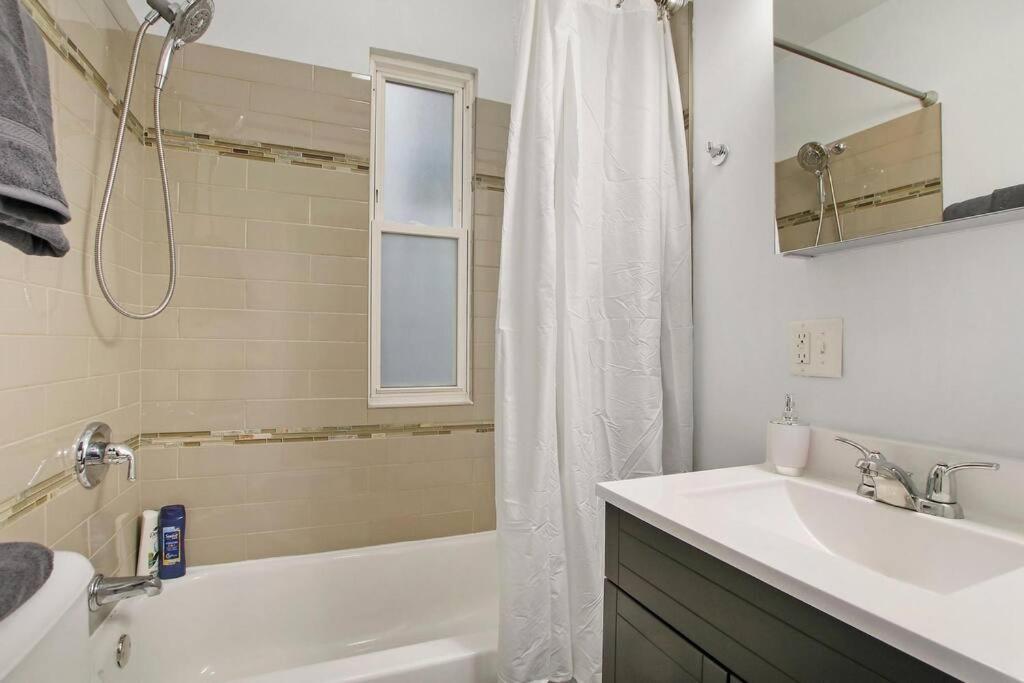 Urban Chic Logan Square Retreat with Free Parking