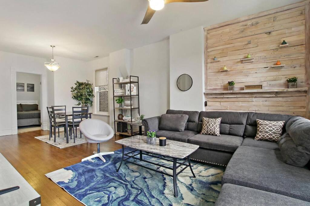 Urban Chic Logan Square Retreat with Free Parking