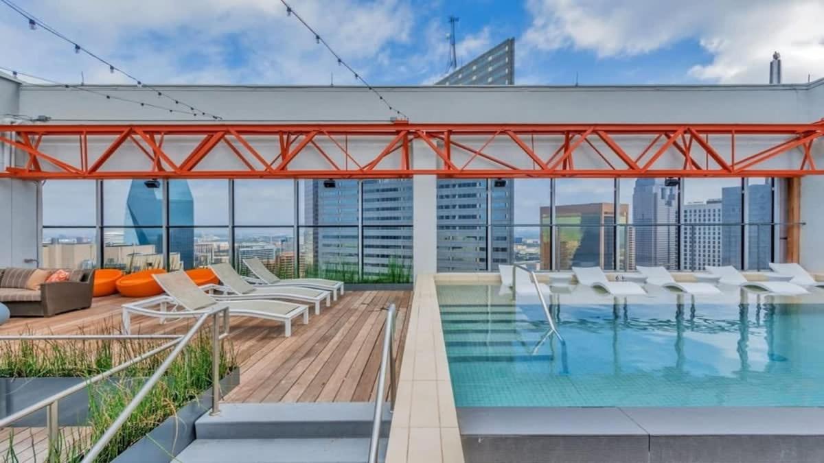 22nd FL Bold CozySuites with pool, gym