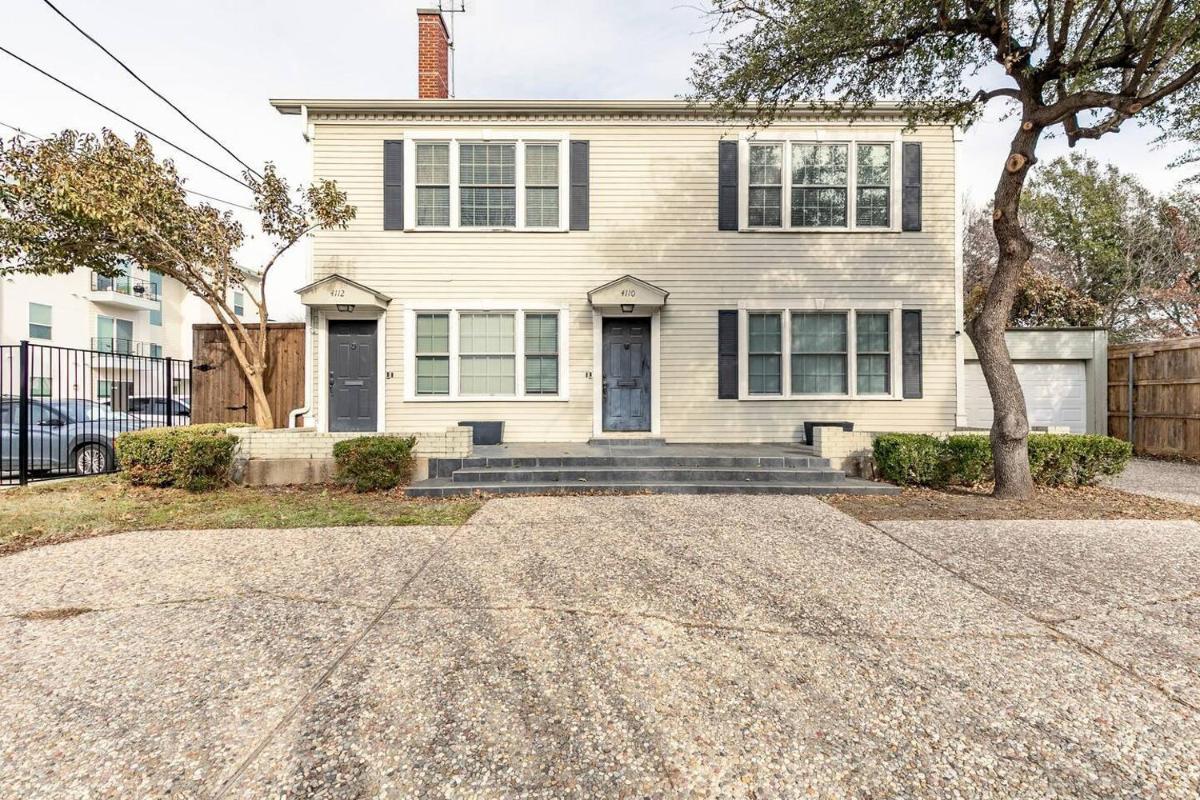 Charming 4br Duplex In Oak Lawn Private Backyard