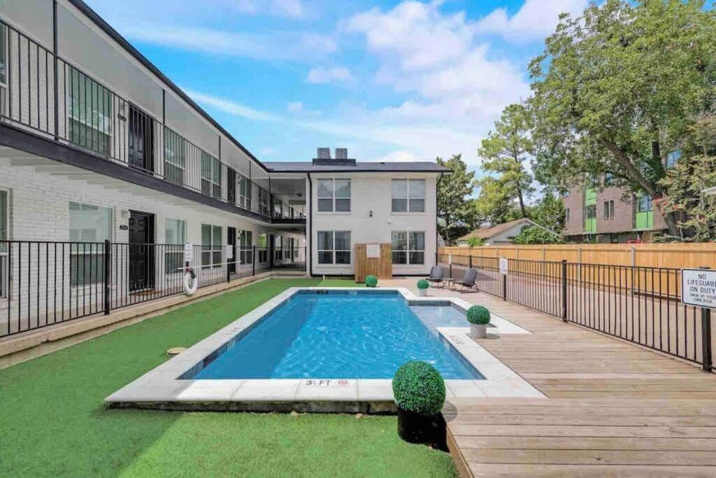 Dallas Boutique Flat + Arboretum Tickets Included