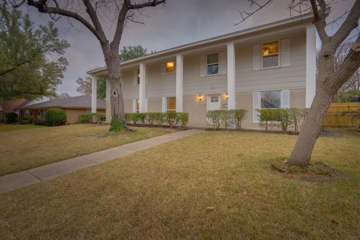 Heart of Dallas – Mansion with Backyard Pool Oasis