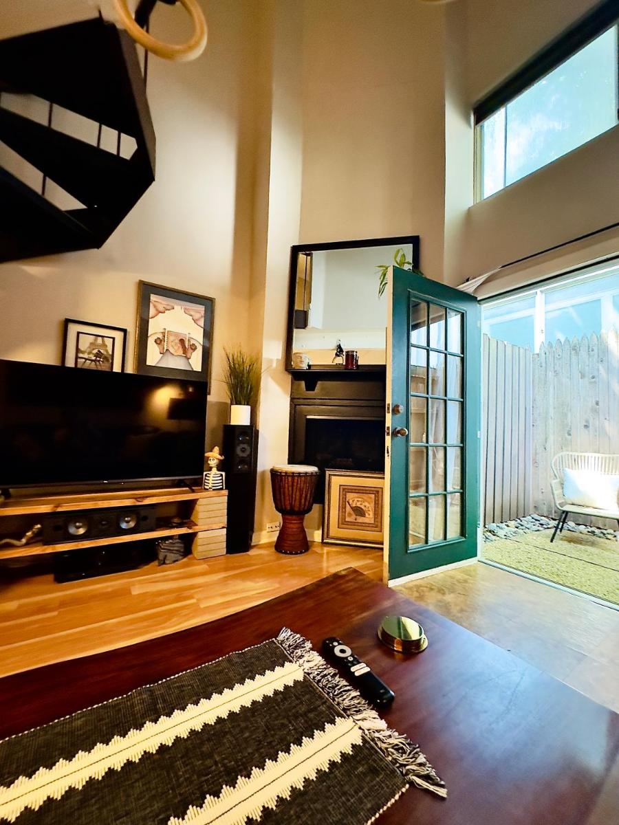 HiFi Sound & Comfort – Uptown Dallas / 2-story loft