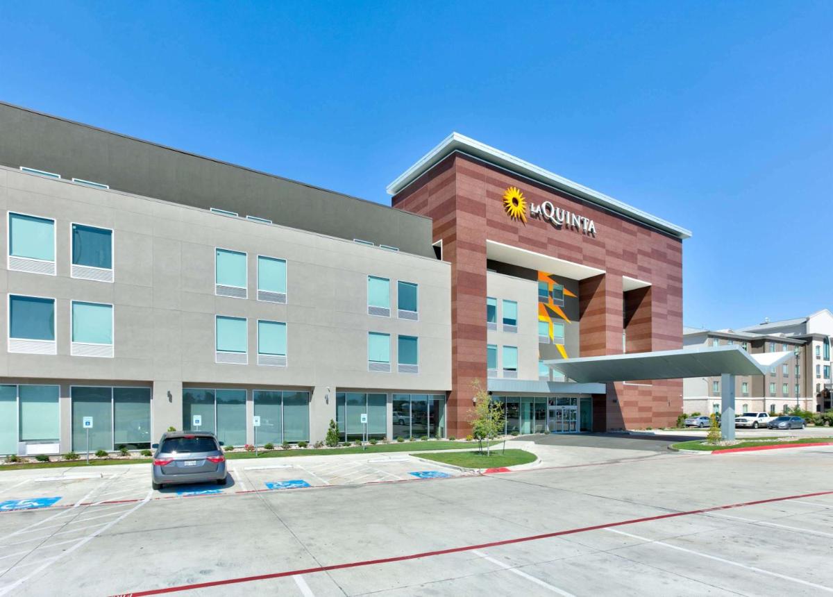 La Quinta Inn & Suites by Wyndham Dallas/Fairpark