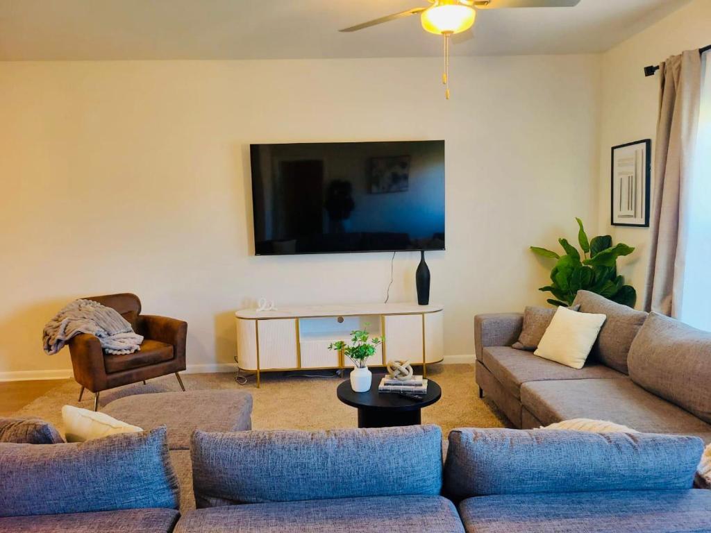 Lavida, Luxury 6BRM, Sleeps 16, Backyard, Dallas TX