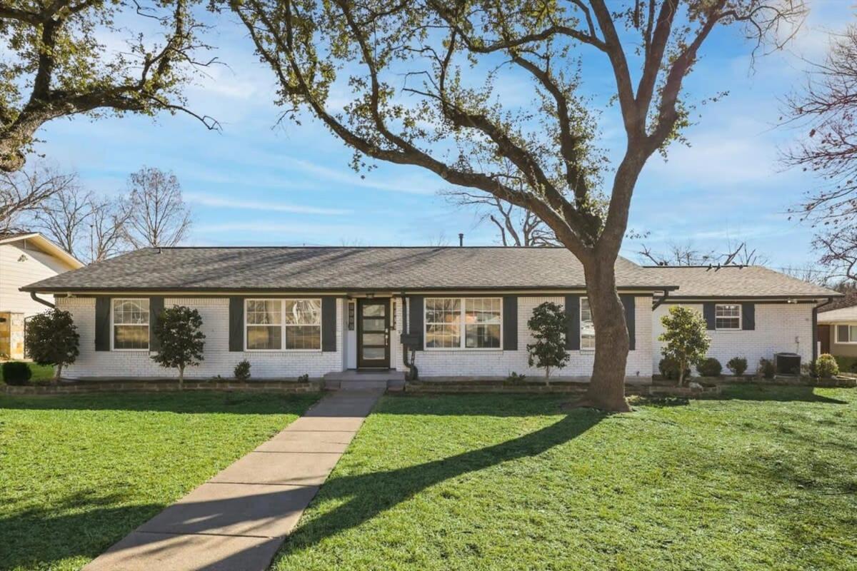 Stunning Dallas Home w Beautiful Yard Big Groups