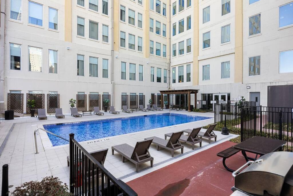 Stunning Downtown Apartment with Pool, Laundry, Parking